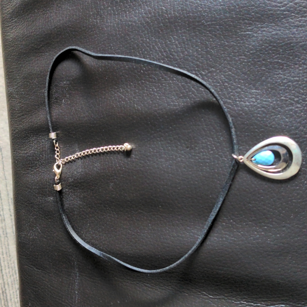 Leather necklace with pendant